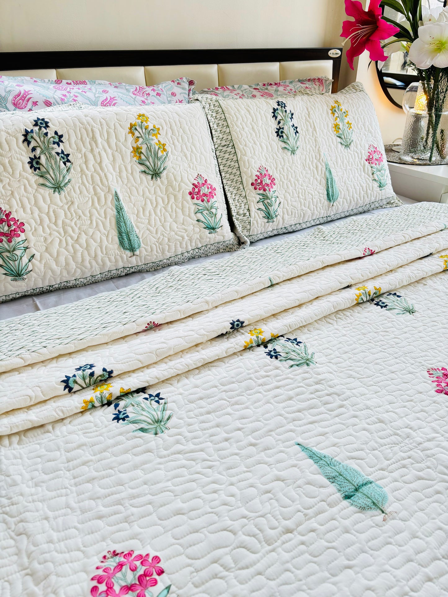Kyari - Bedsheet & Quilted bedcover set